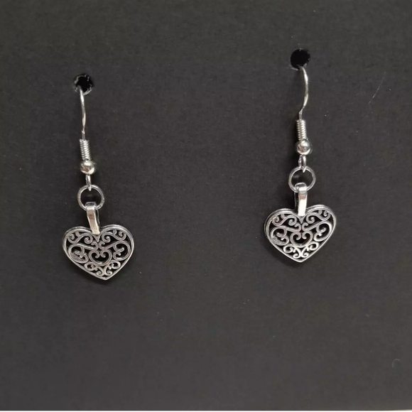 Retro Hollow Out Heart Shaped Earrings - Picture 4 of 7